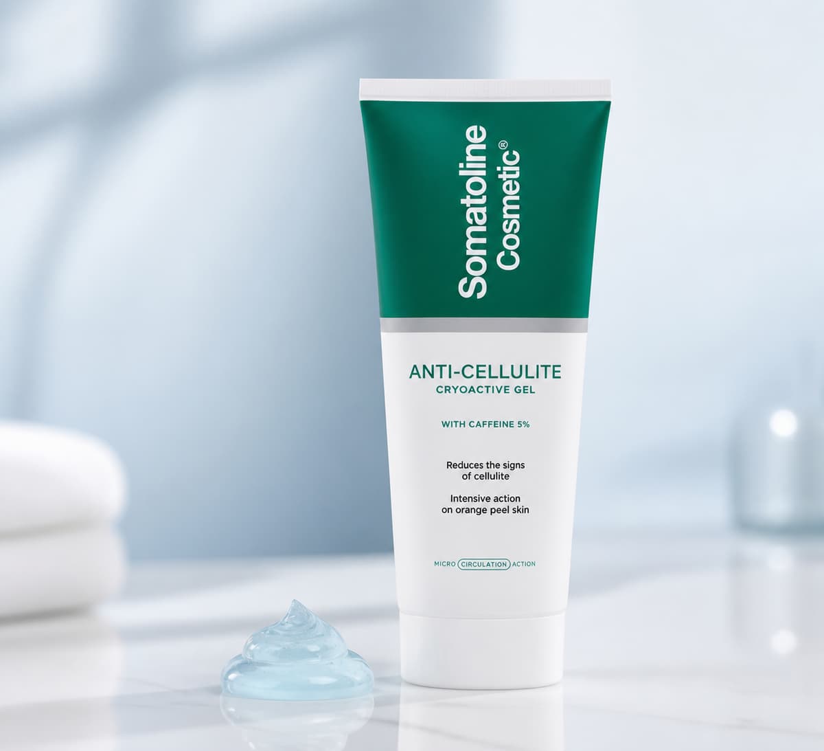 Flacon de gel cryoactif Somatoline Cosmetic posé sur une surface blanche à côté d'une noisette de gel translucide sur fond bleuté.